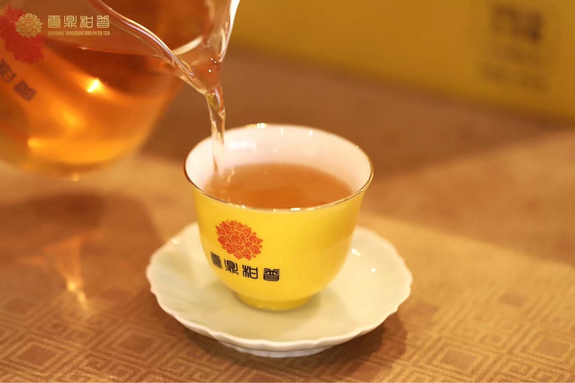 黄瓷茶杯中的透亮茶汤